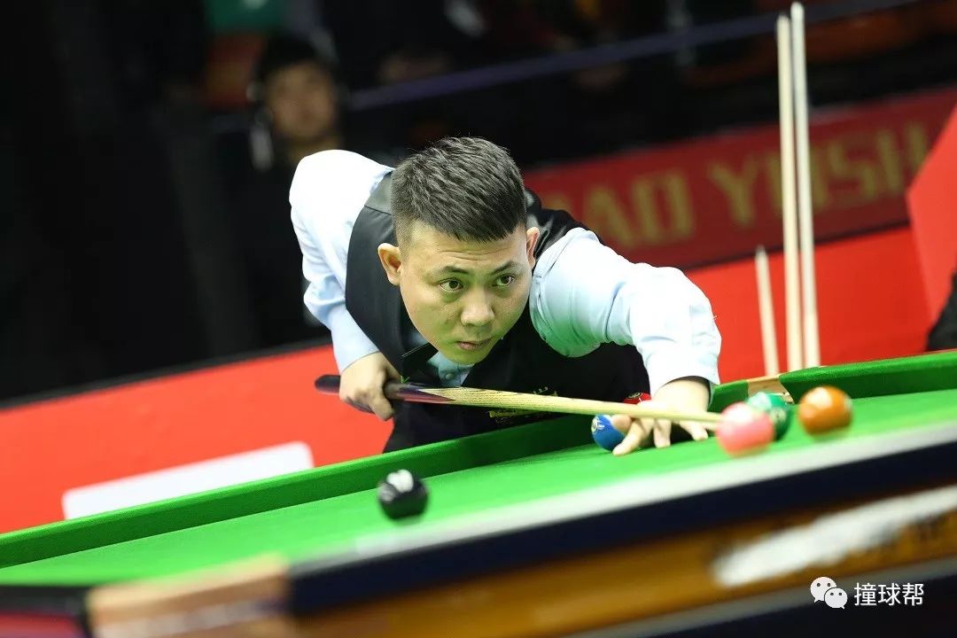 并且在发球 并且在发球